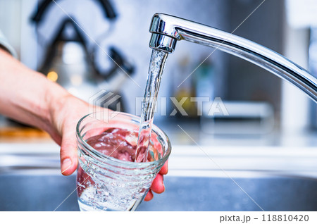 PFAS ： 有機フッ素化合物 が 水道水 中に 検出 ？ 【 水質 の 社会問題 の イメージ 】 118810420