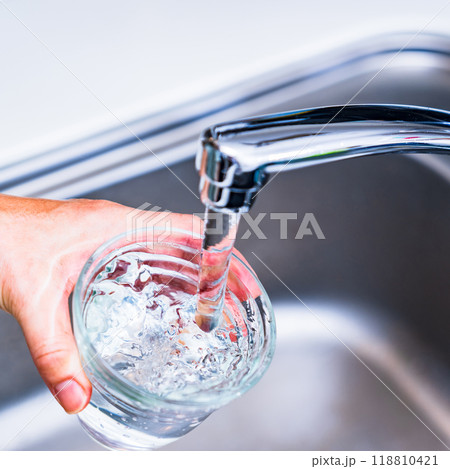 PFAS ： 有機フッ素化合物 が 水道水 中に 検出 ？ 【 水質 の 社会問題 の イメージ 】 118810421