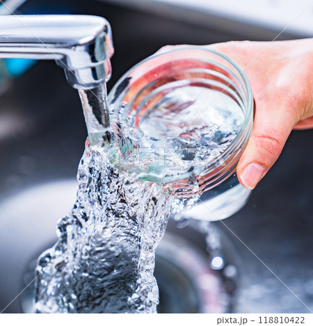 PFAS ： 有機フッ素化合物 が 水道水 中に 検出 ？ 【 水質 の 社会問題 の イメージ 】 118810422