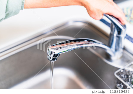 PFAS ： 有機フッ素化合物 が 水道水 中に 検出 ？ 【 水質 の 社会問題 の イメージ 】 118810425