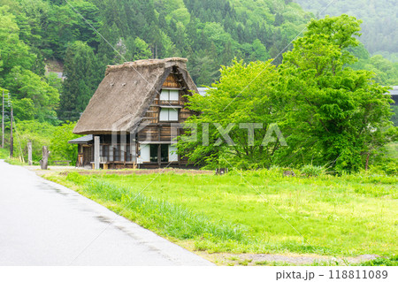岐阜県大野郡白川村萩町 白川郷の切妻合掌造り家屋 集落 岐阜県大野郡白川村萩町 白川郷の切妻合掌造り家屋 集落 118811089