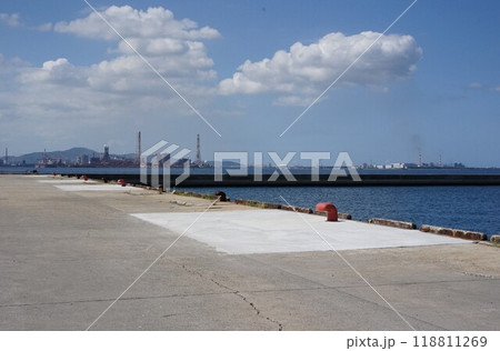関門海峡沿い港湾 立入禁止の波止・岸壁とボラード 対岸は北九州工業地帯 関門海峡沿い港湾 立入禁止の波止・岸壁とボラード 対岸は北九州工業地帯 118811269