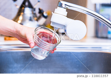 PFAS ： 有機フッ素化合物 は 浄水器 で 除去 可能 【 水質 の 社会問題 の イメージ 】 118811357