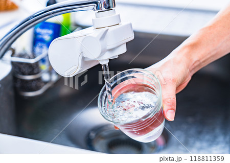 PFAS ： 有機フッ素化合物 は 浄水器 で 除去 可能 【 水質 の 社会問題 の イメージ 】 118811359