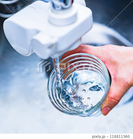 PFAS ： 有機フッ素化合物 は 浄水器 で 除去 可能 【 水質 の 社会問題 の イメージ 】 118811360