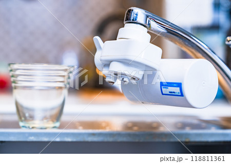 PFAS ： 有機フッ素化合物 は 浄水器 で 除去 可能 【 水質 の 社会問題 の イメージ 】 118811361