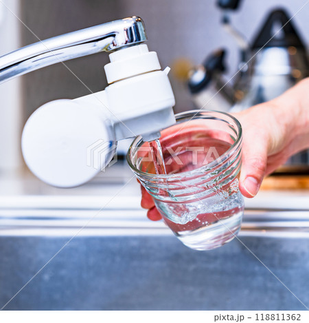 PFAS ： 有機フッ素化合物 は 浄水器 で 除去 可能 【 水質 の 社会問題 の イメージ 】 118811362