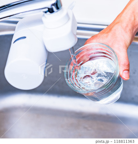 PFAS ： 有機フッ素化合物 は 浄水器 で 除去 可能 【 水質 の 社会問題 の イメージ 】 118811363