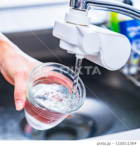 PFAS ： 有機フッ素化合物 は 浄水器 で 除去 可能 【 水質 の 社会問題 の イメージ 】 118811364
