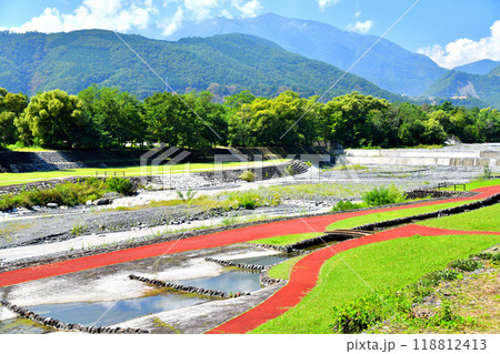 御勅使上橋/御勅使川付近より上流方向を望む(山梨県韮崎市)【2024.9】 御勅使上橋/御勅使川付近より上流方向を望む(山梨県韮崎市)【2024.9】 118812413