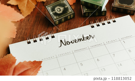11月カレンダー　秋の季節のカレンダー 118813052