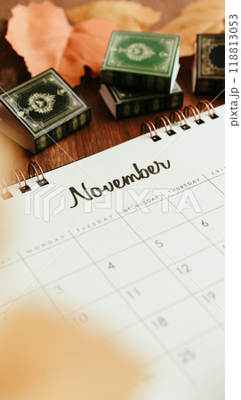 11月カレンダー 秋の季節のカレンダー 11月カレンダー 秋の季節のカレンダー 118813053