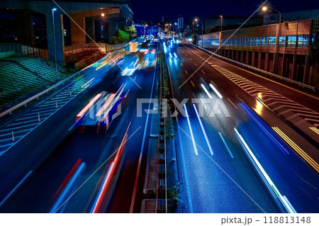 夜の国道23号線共和インター付近を走る車たち 118813148