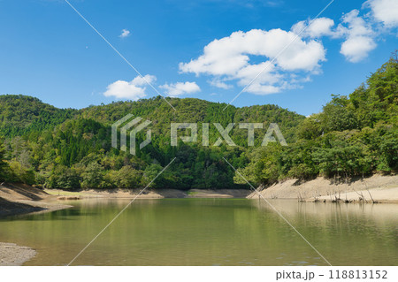 晩夏に訪れたエメラルドグリーンのダム湖 118813152