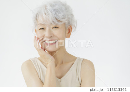 グレーヘアのシニア女性のポートレート　ビューティ 118813361