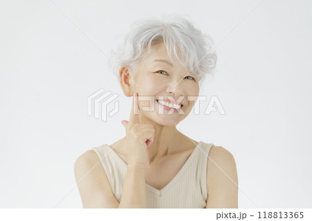 グレーヘアのシニア女性のポートレート ビューティ グレーヘアのシニア女性のポートレート ビューティ 118813365