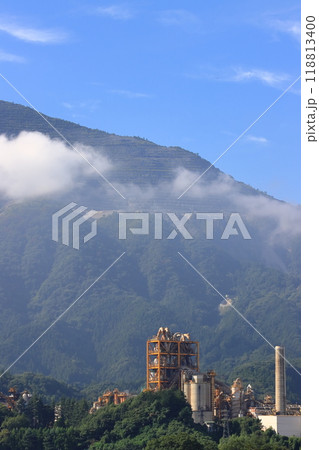 武甲山を背景にする秩父のセメント工場　秩父の風景 118813400