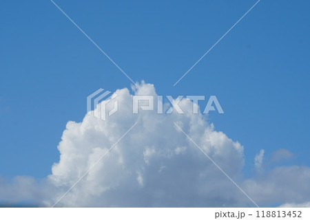 秋の青空と白い雲 秋の青空と白い雲 118813452