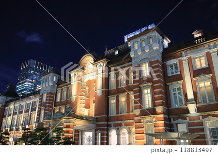 ライトアップされた東京駅　東京駅丸の内駅舎　東京の観光地 118813497