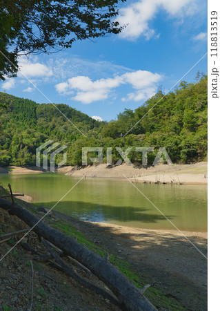 晩夏に訪れたエメラルドグリーンのダム湖 晩夏に訪れたエメラルドグリーンのダム湖 118813519