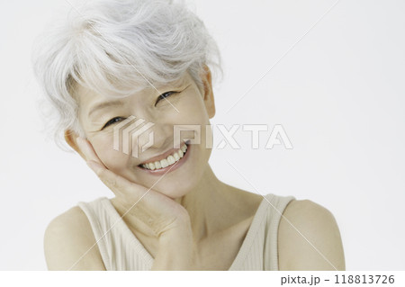 グレーヘアのシニア女性のポートレート ビューティ グレーヘアのシニア女性のポートレート ビューティ 118813726