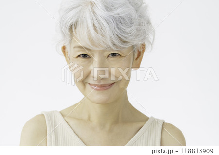 微笑む白髪のシニア女性 118813909