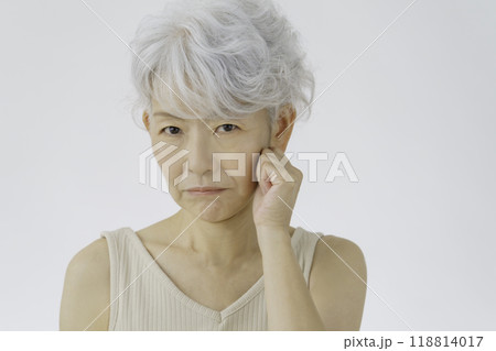 怒る白髪のシニア女性 怒る白髪のシニア女性 118814017