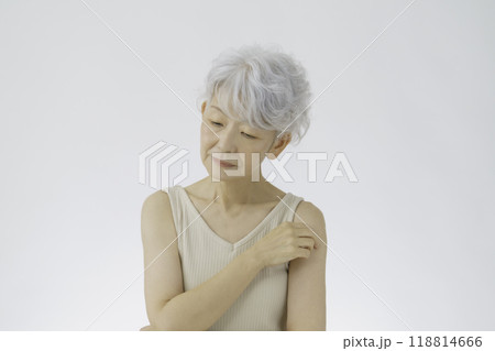 落ち込む白髪のシニア女性 118814666