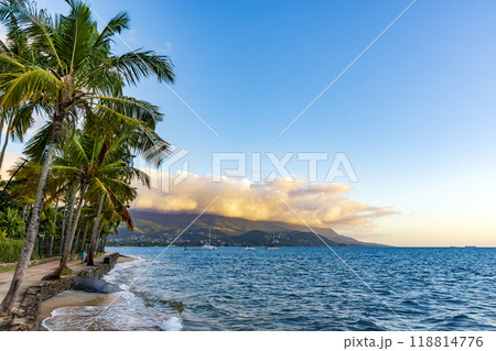 The seafront of the city of Ilhabela 118814776