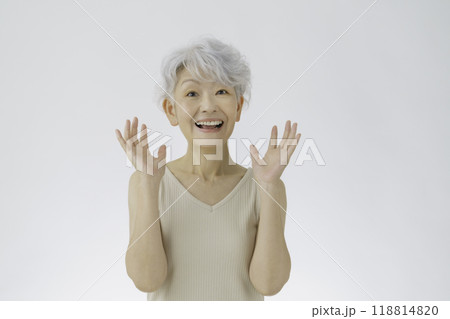 びっくりした顔の白髪のシニア女性 びっくりした顔の白髪のシニア女性 118814820