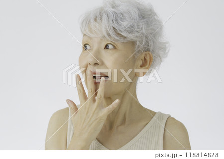 びっくりした顔の白髪のシニア女性 びっくりした顔の白髪のシニア女性 118814828