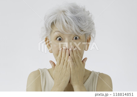 びっくりした顔の白髪のシニア女性 118814851