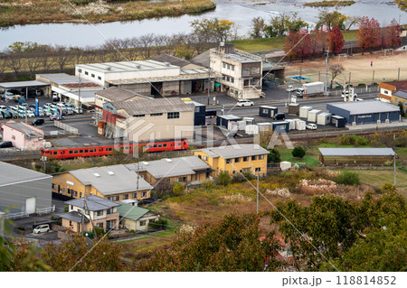 神南備山展望台から見た津山駅行き津山線車両1 岡山県津山市 神南備山展望台から見た津山駅行き津山線車両1 岡山県津山市 118814852