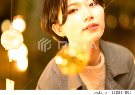 秋のライトアップを楽しむ女性 秋のライトアップを楽しむ女性 118814895