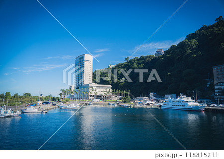 熱海港から見た熱海の風景 118815211