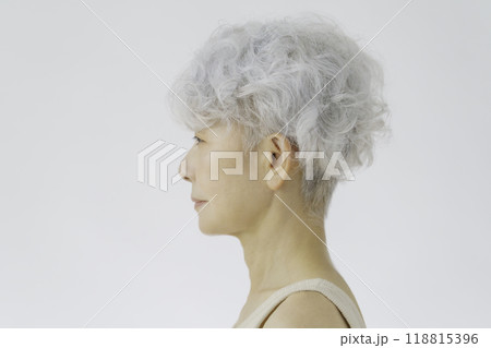 女性の横顔 シニア女性の横顔の写真素材 [68102225] - PIXTA