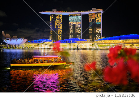 リバークルーズする船とマリーナベイサンズ 118815536