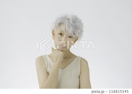 考える白髪のシニア女性 118815545