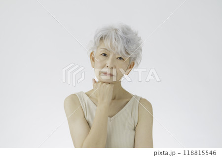 考える白髪のシニア女性 考える白髪のシニア女性 118815546