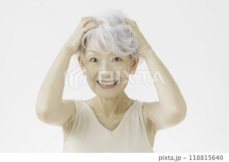 あたまを抱える白髪のシニア女性 118815640