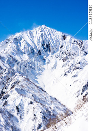 長野県白馬村　北アルプスの小遠見山　雪山登山　小遠見山の山頂から見る鹿島槍ヶ岳とカクネ里氷河 118815936