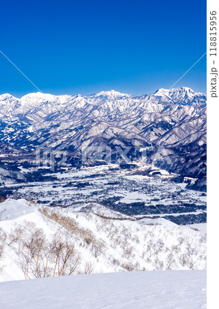 長野県白馬村　北アルプスの小遠見山　雪山登山　小遠見山の山頂から見る妙高山と高妻山、火打山 118815956