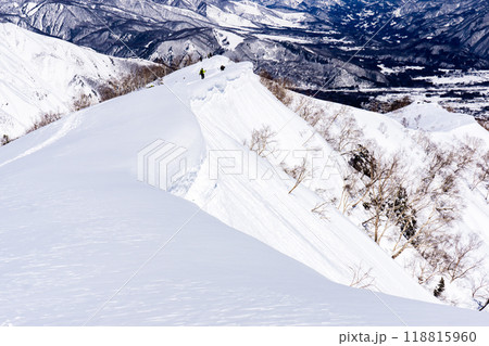 長野県白馬村 北アルプスの小遠見山 雪山登山 小遠見山の二ノ背の雪庇 長野県白馬村 北アルプスの小遠見山 雪山登山 小遠見山の二ノ背の雪庇 118815960