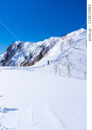 長野県白馬村　北アルプスの小遠見山　雪山登山　一ノ背から見る小遠見山 118815963