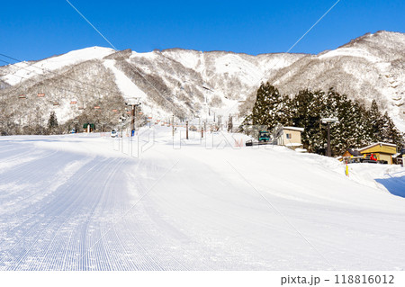 長野県北安曇郡白馬村　白馬五竜スキー場から見る北アルプスの地蔵の頭（遠見山系） 118816012