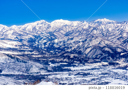 長野県白馬村 北アルプスの小遠見山 雪山登山 小遠見山の山頂から見る妙高山と火打山、焼山 長野県白馬村 北アルプスの小遠見山 雪山登山 小遠見山の山頂から見る妙高山と火打山、焼山 118816019