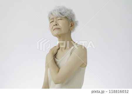 肩を抑える白髪のシニア女性 肩こり 肩を抑える白髪のシニア女性 肩こり 118816032