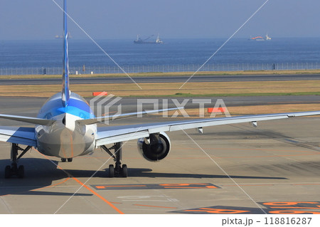 滑走路に向かう旅客機 ジェット機 空港 旅イメージ 出発イメージ 滑走路に向かう旅客機 ジェット機 空港 旅イメージ 出発イメージ 118816287