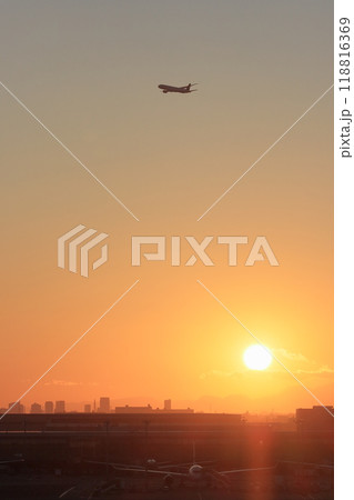 夕焼けに離陸する旅客機　黄昏の羽田空港 118816369