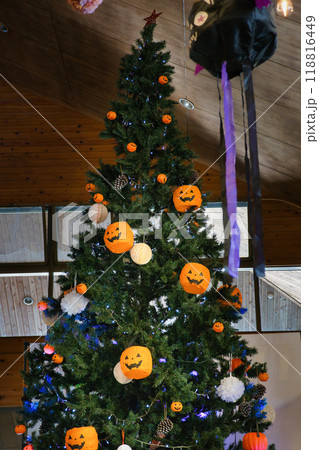 10月の楽しいくて可愛いハロウィンのツリー 10月の楽しいくて可愛いハロウィンのツリー 118816449